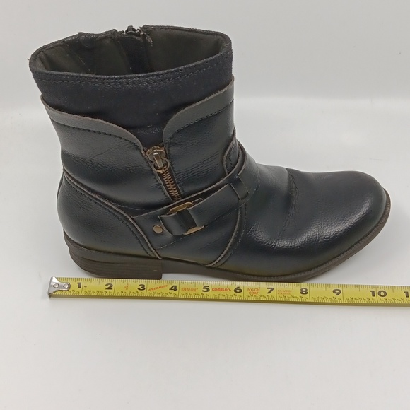 Clarks Black Ankle Boots W/ Dual Zipper Design - Picture 4 of 13